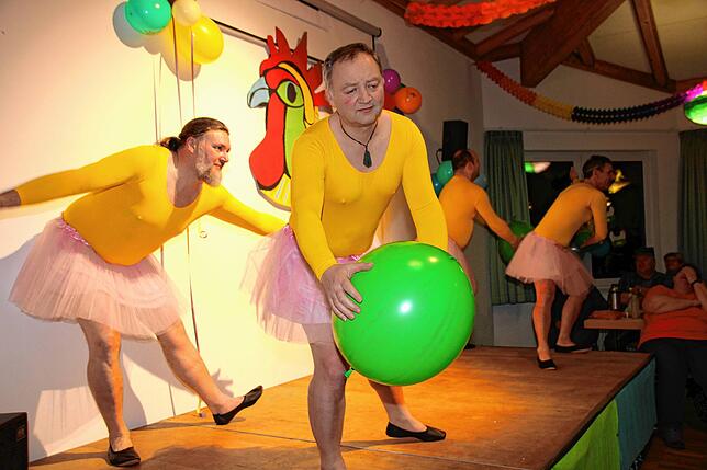 Anmut und Grazie legten (von links) Torsten König, Clemens Veeser, Frank Krall und Uwe Längle beim Ballontanz an den Tag.