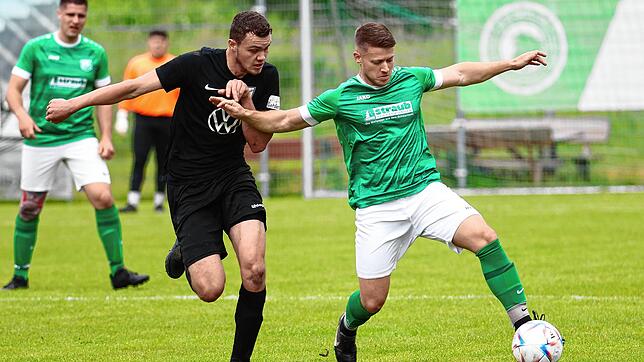 Chris Ketterer (rechts) und seine Bräunlinger Teamkollegen kassierten gegen den FV Tennenbronn eine Heimpleite und müssen somit ...