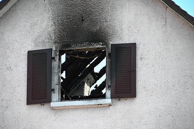 Im Dachgeschoss mit Mansardenzimmern hat das Feuer gewütet.