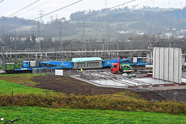 Am Montag wurde der neue, an zwei blauen Schnabelwagen aufgehängte Transformator, in Präzisionsarbeit auf das vorbereitete Fundament im ...