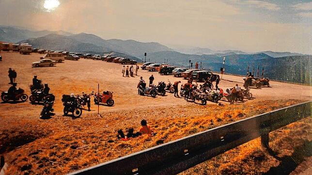 Der Belchen-Parkplatz vor 20 Jahren. Wenig später wurde die Straße gesperrt, seitdem ist der Berg Auto- und Motorradfrei.