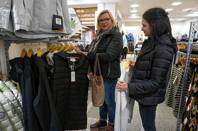 Entspannter Einkauf: Angelika Mutter (links) und Nelly Madeira aus Schmitzingen interessiert besonders die neue Frühjahrs- und Sommermode.