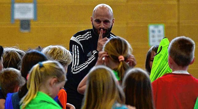 Bitte um Ruhe: Jan Hebding findet schnell die volle Aufmerksamkeit der Schülerinnen und Schüler.