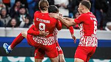 Freiburgs Lucas Höler (r) jubelt mit Freiburgs Merlin Röhl und Freiburgs Maximilian Eggestein über sein Tor zum 1:0.