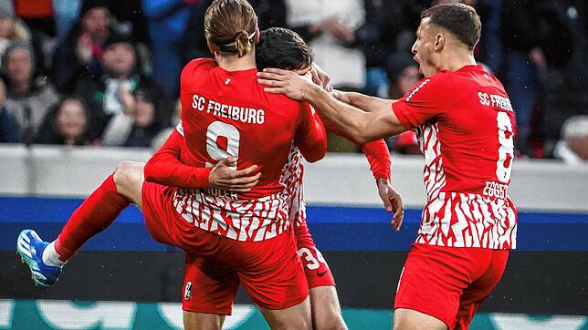 Freiburgs Lucas Höler (r) jubelt mit Freiburgs Merlin Röhl und Freiburgs Maximilian Eggestein über sein Tor zum 1:0.
