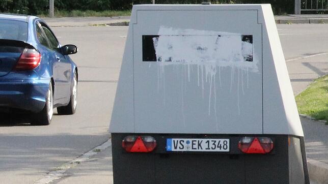 Geblitzt wird in Bräunlingen bis zum 19. Juli. Dann wird der Anhänger des Landratsamtes von Unbekannten mit Farbe beschmiert.
