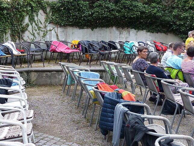 Schönster Kassenplatz: Vivien Mezei konnte bei ihrer Arbeit den Blick auf fröhhliche Menschen und den Bodensee genießen.