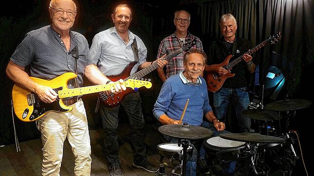 Die Spätzünder heute in ihrem Proberaum in Tiengen, sie spielen längst auch die Rock- und Bluesklassiker der 70er, 80er und 90er Jahre. ...