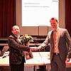 Jürgen Aichelmann (links) wird von OB Simon Gröger in der jüngsten Gemeinderatssitzung verpflichtet.