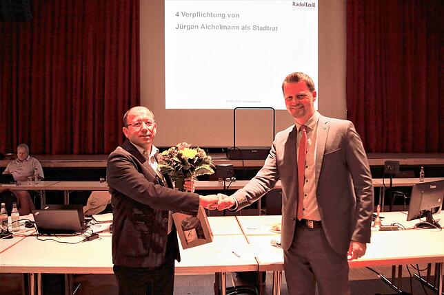 Jürgen Aichelmann (links) wird von OB Simon Gröger in der jüngsten Gemeinderatssitzung verpflichtet.