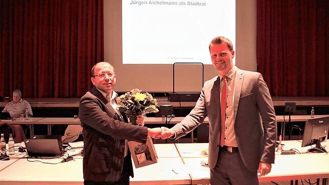 Jürgen Aichelmann (links) wird von OB Simon Gröger in der jüngsten Gemeinderatssitzung verpflichtet.