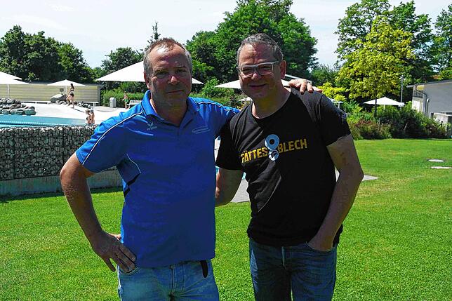 Genau hier steht am 27. Juli die Bühne: Andreas Fehrmann (links), Leiter des Wellenfreibads Ailingen, und Thomas Riether von Acoustic ...