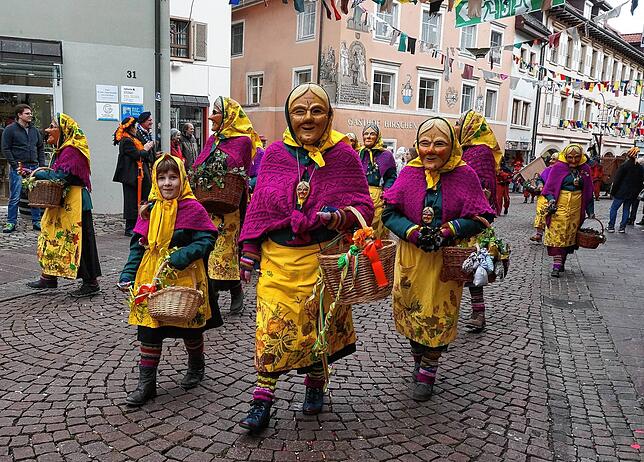 Freundlich und immer mit Korb: Die Gurtweiler Garwiede Wiibli bei einem Umzug in Tiengen. (Archivbild)