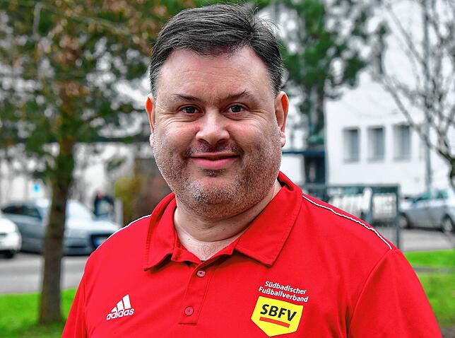 David Silfang (41) lebt in Karsau-Beuggen, ist ledig und leitet in Rheinfelden das Büro eines Pflegedienstes. Seine fußballerischen ...