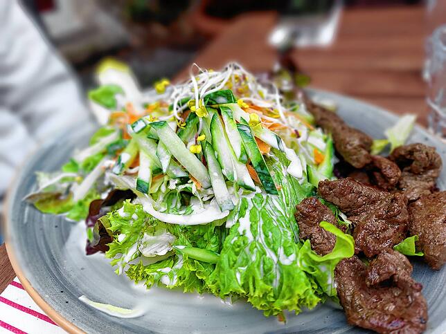 Der Holzfäller-Salat im Wessenberg mit gegrillten marinierten Bio-Rindfleischstreifen für 18,50 Euro.