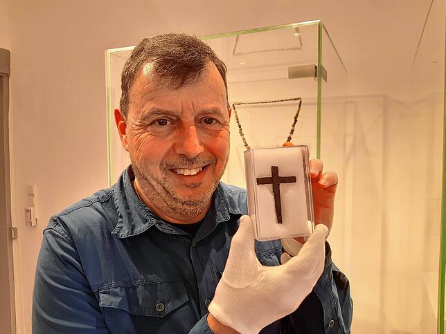 Kreisarchivar Jürgen Hald zeigt ein frühmittelalterliches Steckkreuz, das in Markelfingen gefunden wurde – es könnte aus der ...