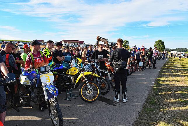 Für die Fahrer war das Warten auf den Start in den letzten Minuten die letzte Chance sich zu konzentrieren. Los ging es wie immer um ...