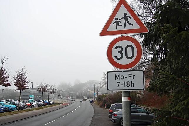 An der Dillstraße gilt schon seit einiger Zeit unter der Woche zwischen 7 und 18 Uhr Tempo 30. Der neue Lärmaktionsplan schlägt diese ...