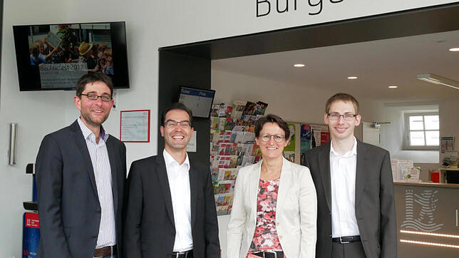 Sie stehen für die Kooperation zwischen Forschungszentrum und Ideenfabrik, von links: Tobias Beck, pädagogischer Leiter des SFZ ...