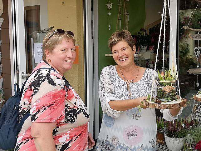 Luzia Baumann (rechts) vom gleichnamigen Floristik-Geschäft im Gespräch mit Birgit Bogenschütz.