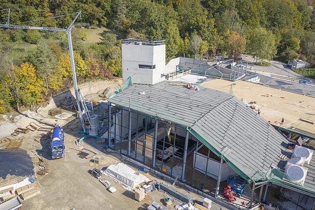 Bild 2: Pünktlich zum Winter bekommt das Schwaketenbad ein Dach: Wir zeigen aus der Luft, was sich bisher auf der Baustelle getan hat