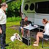 Gemeindemitarbeiter Thomas Dold (von links) beobachtet den Corona-Schnelltest der beiden Urlauber Sascha und Manja Allonge vor ihrem ...