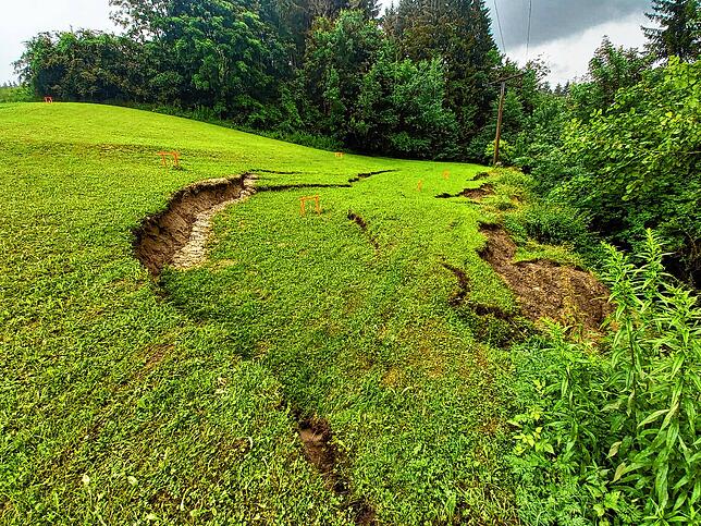 Der Hang zwischen Kalkofen und Neumühle bei Mahlspüren im Tal an der L194 drohte abzurutschen