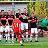 Bollwerk nutzt nicht viel: Bruno Golic (Nr. 11) hat mit diesem Freistoß zwar kein Glück, trifft aber beim 8:0-Kantersieg des FC Tiengen ...