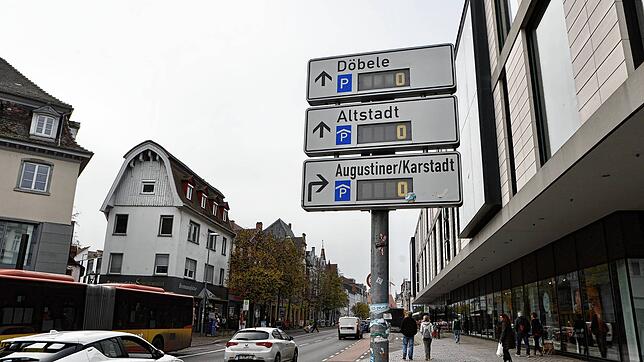 Auf der Bodanstraße herrscht reger Verkehr, Parkmöglichkeiten im Konstanzer Zentrum gibt es keine mehr.