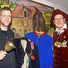 Narrenpolizist Markus Traber und Zunftpräsident Reinhard Traber zeigen die alten Uniformen, die ersetzt werden.