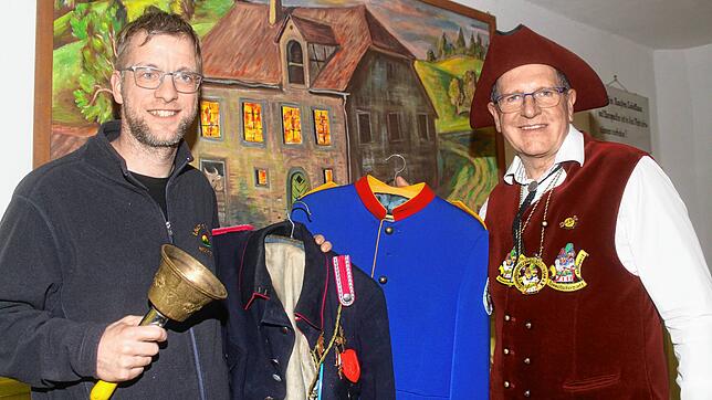 Narrenpolizist Markus Traber und Zunftpräsident Reinhard Traber zeigen die alten Uniformen, die ersetzt werden.