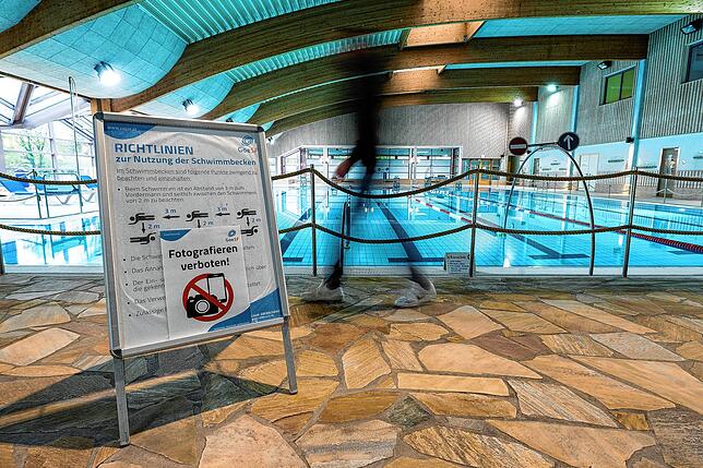 In der niedersächsischen Stadt Göttingen wurde das Thema im vergangenen Jahr diskutiert. Das Bild zeigt das Hallenschwimmbad ...