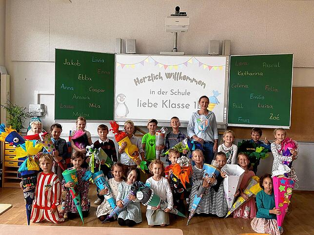 Diese Jungen und Mädchen sind von ihrer Klassenlehrerin Kerstin Kitzmann im Klassenzimmer begrüßt worden.