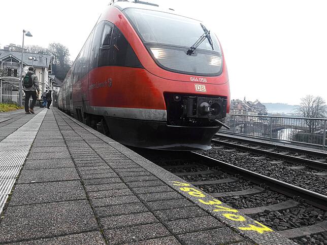 Eine Regionalbahn am Haltepunkt in der Laufenburger Altstadt. Während des Häxefüürs am 1. März werden hier aus Sicherheitsgründen keine ...