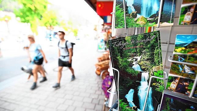 Eine Postkarte zeigt Tribergs Tourimus-Trumpf: Ein Garant für hohe Besucherzahlen ist der Wasserfall inmitten der Stadt.
