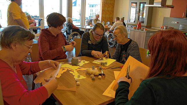 Osterhasen-Basteln im Seniorenzentrum Welvert &ndash; auch in Corona-Zeiten. Und die Heimbewohner freuen sich wie immer riesig. ...