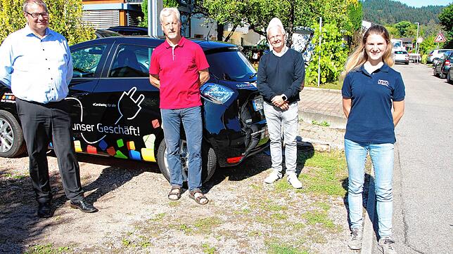 Reiner Hegar (Zweiter von links) hat es mit seiner Spende möglich gemacht, dass die Bad Säckinger Carsharing-Flotte um ein Fahrzeug und ...
