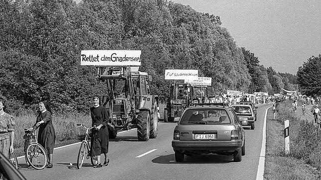 Sogar Nonnen demonstrieren mit: Hunderte Demo-Teilnehmer blockieren im Jahr 1990 den Verkehr auf der B33 &ndash; hier bei Hegne &ndash; ...