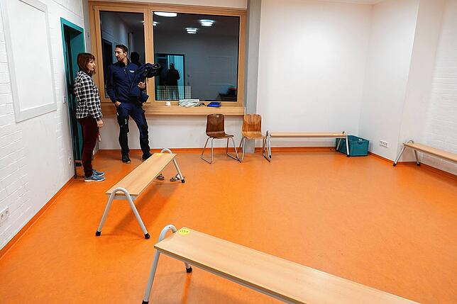 Blick in ein Zimmer mit Marion Kaltenbach, stellvertretende Schulleiterin, und Gemeinderat Timo Häßle.