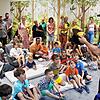 Die Kindertagespflege Lebenswerk hat jetzt auch einen Standort in Singen. Beim Sommerfest trug auch Zauberer Piccolo (rechts) mit seinen ...