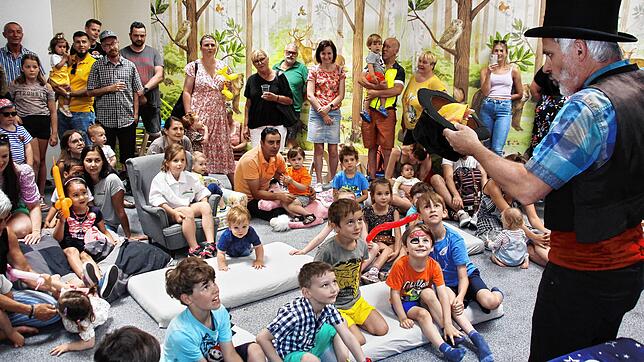 Die Kindertagespflege Lebenswerk hat jetzt auch einen Standort in Singen. Beim Sommerfest trug auch Zauberer Piccolo (rechts) mit seinen ...