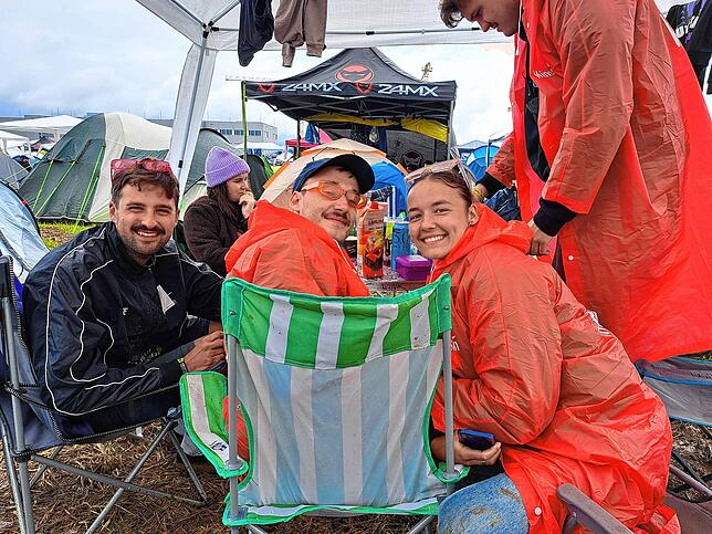 Justin, Joris und Sara aus Karlsruhe vermissen auf dem Southside ein Public Viewing zur Europameisterschaft.