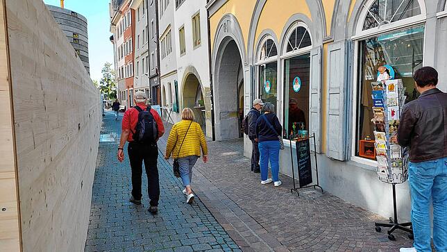 Der Durchgang in der Zollernstraße zwischen Baustelle und Geschäften ist inzwischen breiter und der Gitterzaun durch eine Holzvariante ...