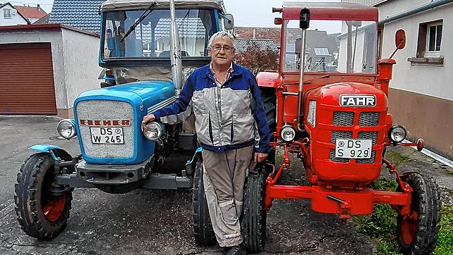 Berthold Sauter hat die Qual der Wahl: Geht er mit seinem Eicher (links) in den Wald oder mit dem Fahr aufs Feld.