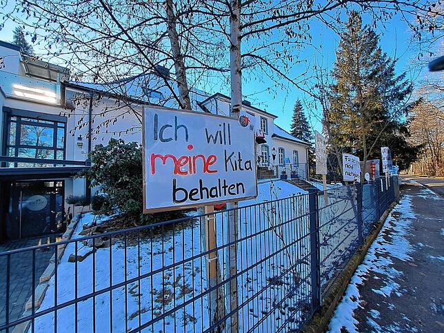 „Ich will meine Kita behalten“, steht auf einem Schild am Kindergarten.