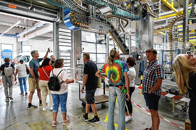 Beeindruckend: Der Rundgang durch die Druckerei wird beim SÜDKURIER-Sommerfest in Konstanz besonders rege angenommen.