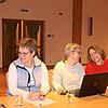 Vor der Eröffnung der Sitzung unterhalten sich die Pfarrgemeinderätinnen Elisabeth Allgaier (von links), Ulrike Kienzler, Anja ...