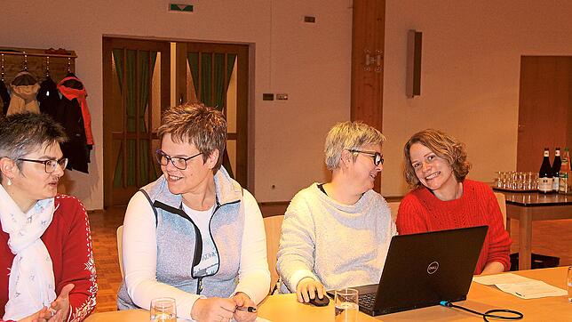 Vor der Eröffnung der Sitzung unterhalten sich die Pfarrgemeinderätinnen Elisabeth Allgaier (von links), Ulrike Kienzler, Anja ...