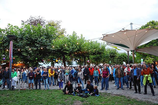 Bild 8: Die Gäste feiern beim Stadtgartenfest: Hier sind die Fotos vom ersten Abend