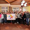 Der Teilnehmer der Dekanatsratssitzung im Hegau zeigen ein Plakat der Kampagne &bdquo;Da puzzelt sich was zusammen&ldquo;. Bild: Iris Bieler